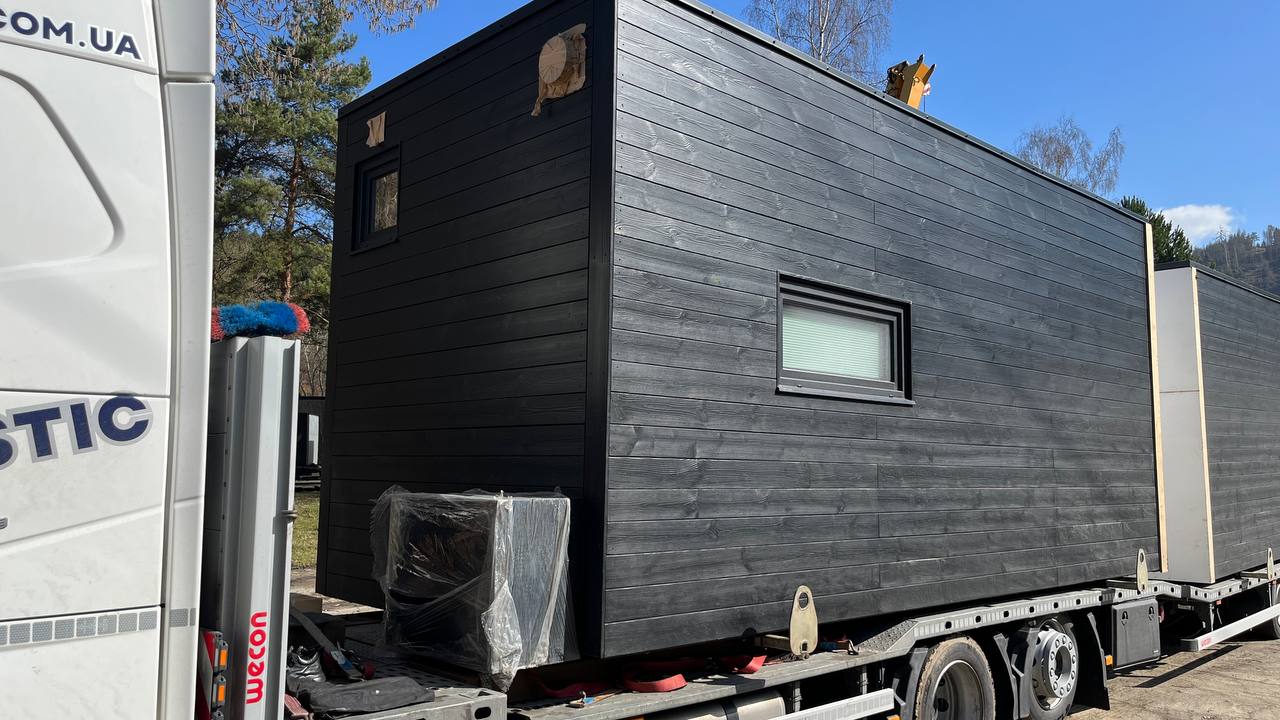 Na fotografii je vidět právě zakoupený dům M1 Stealth a zabalený modul, který dům vytápí.